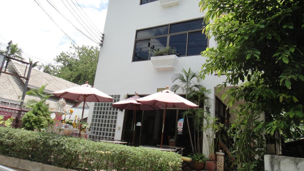 The Red Hibicus Guest House Chiang Mai Exterior photo