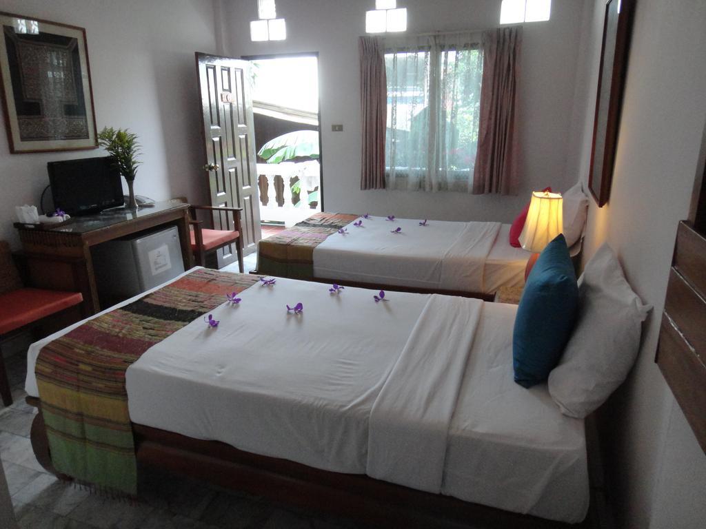 The Red Hibicus Guest House Chiang Mai Exterior photo