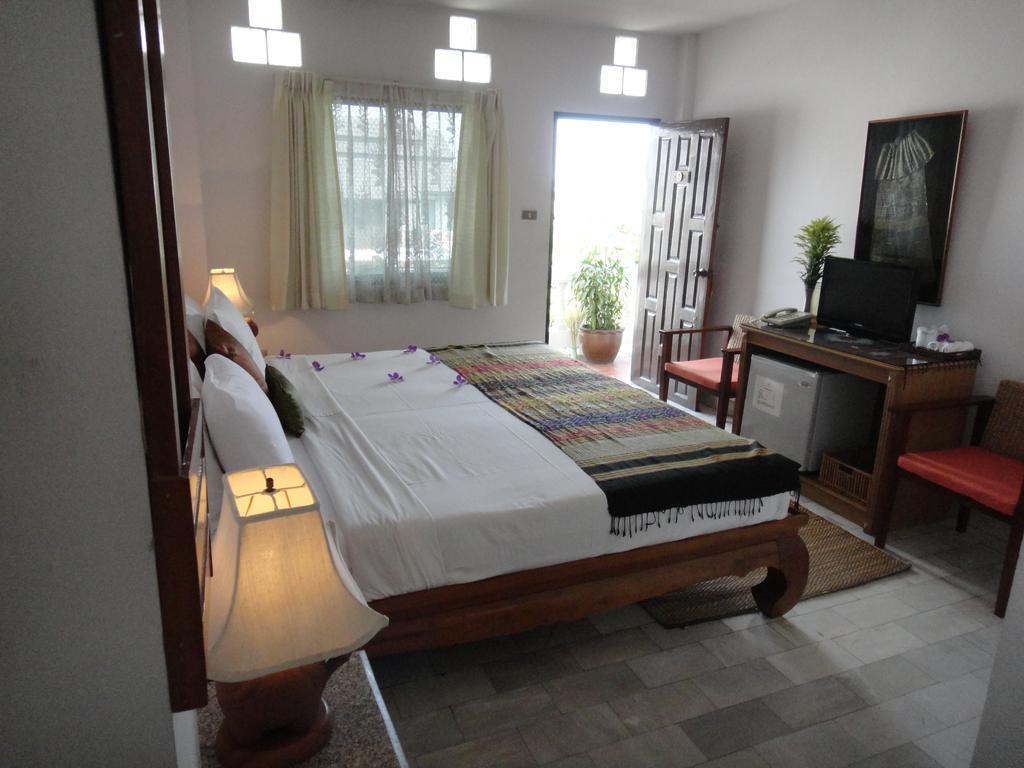 The Red Hibicus Guest House Chiang Mai Exterior photo