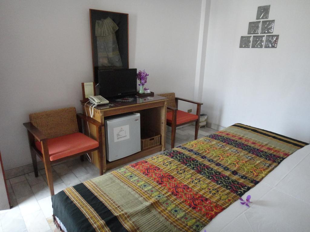 The Red Hibicus Guest House Chiang Mai Exterior photo